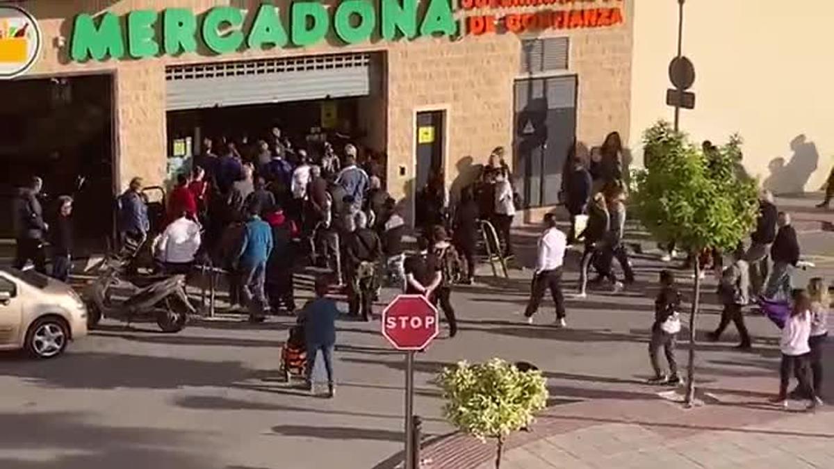 Decenas de personas instentan entrar en un Mercadona de Murcia