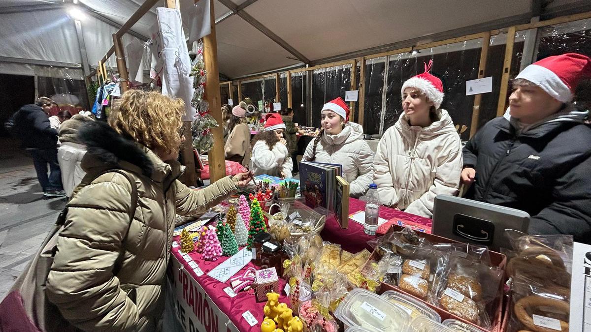 EN IMÁGENES: así fue la primera jornada del mercado de Navidad de Grado