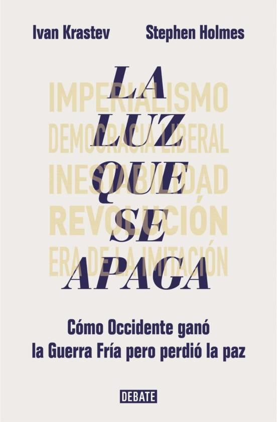 IVAN KRASTEV / STEPHENHOLMES La Luz que se apaga Debate, 342 páginas, 23 €