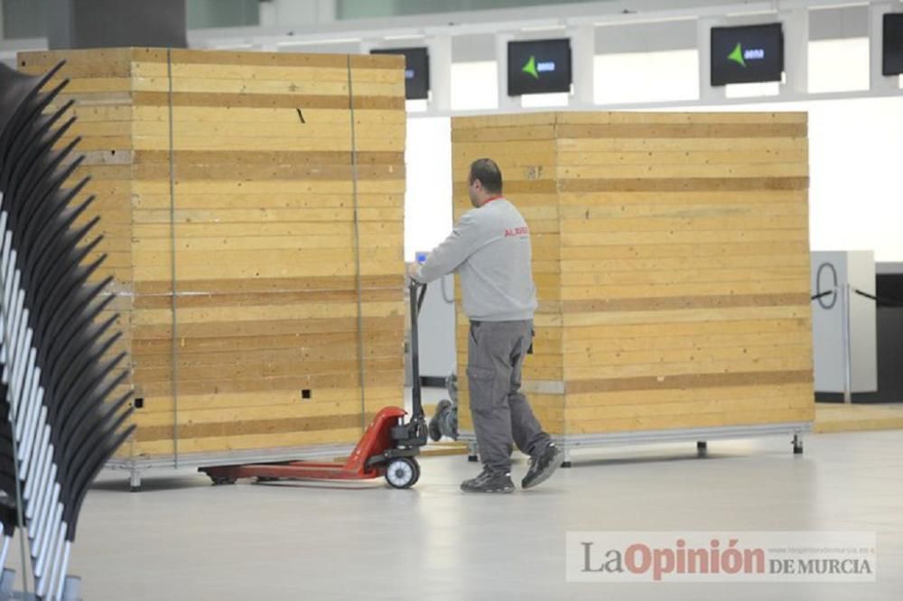 El delegado del Gobierno visita el aeropuerto de Corvera