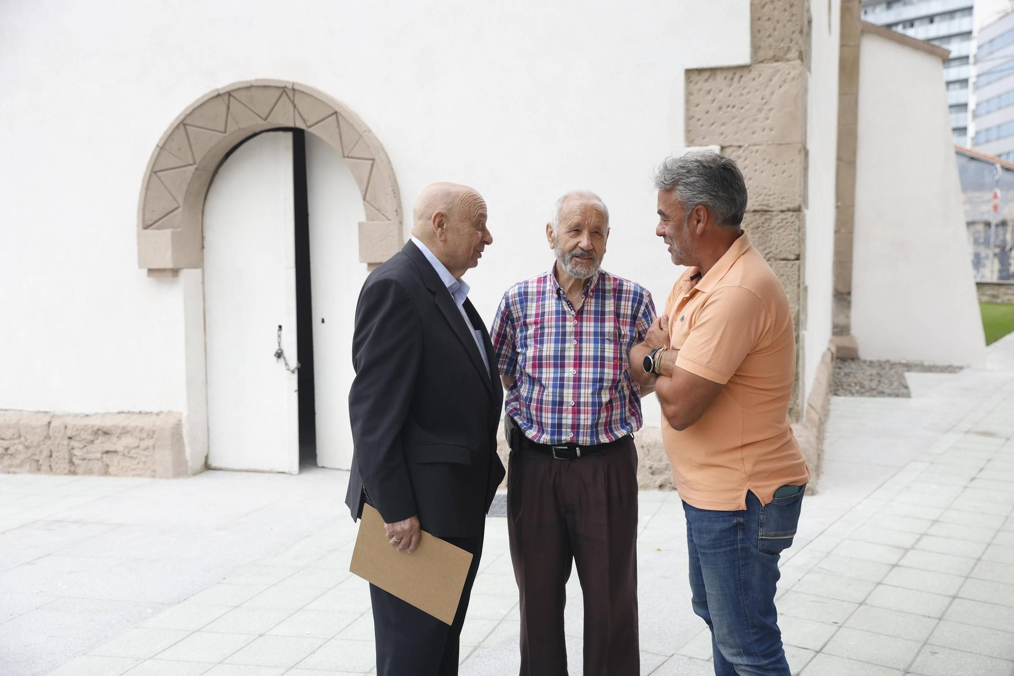 Gijón abre la puerta a Naval Azul desde esta nueva plaza en el corazón de El Natahoyo (en imágenes)