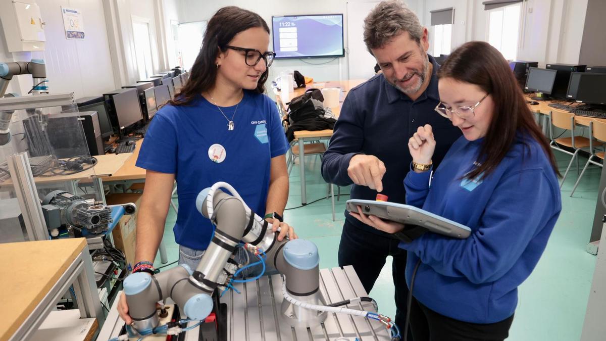 Educación premia al centro de FP Canastell de San Vicente por aumentar la participación femenina en mecatrónica