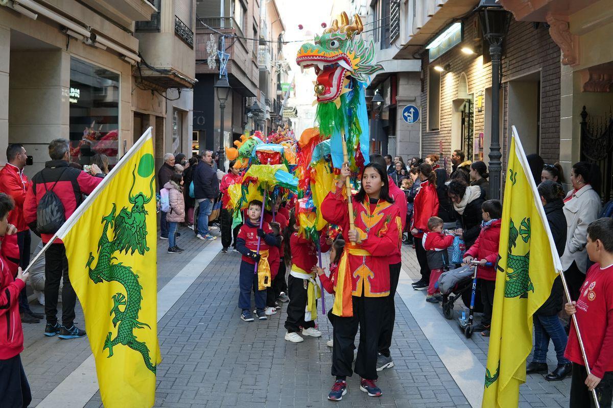 Leones y dragones chinos han desfilado por las calles céntricas de Vila-real para celebrar la entrada del Año del Conejo.