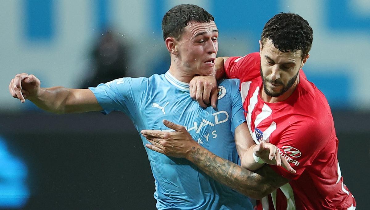 Mario Hermoso con Phil Foden durante el Atlético-City de pretemporada.