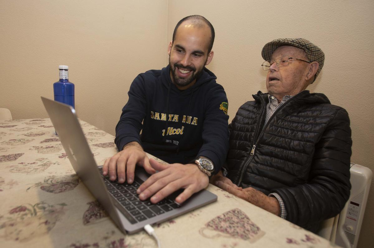 Daniel Rodes y su abuelo frente al ordenador haciendo trámites.
