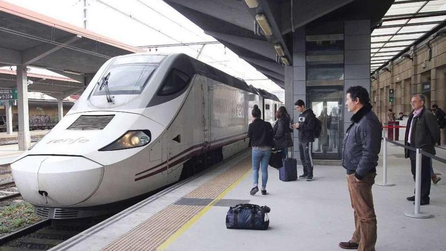 Pasajeros esperan para subir al Alvia con destino Madrid en la estación de tren de Ourense.