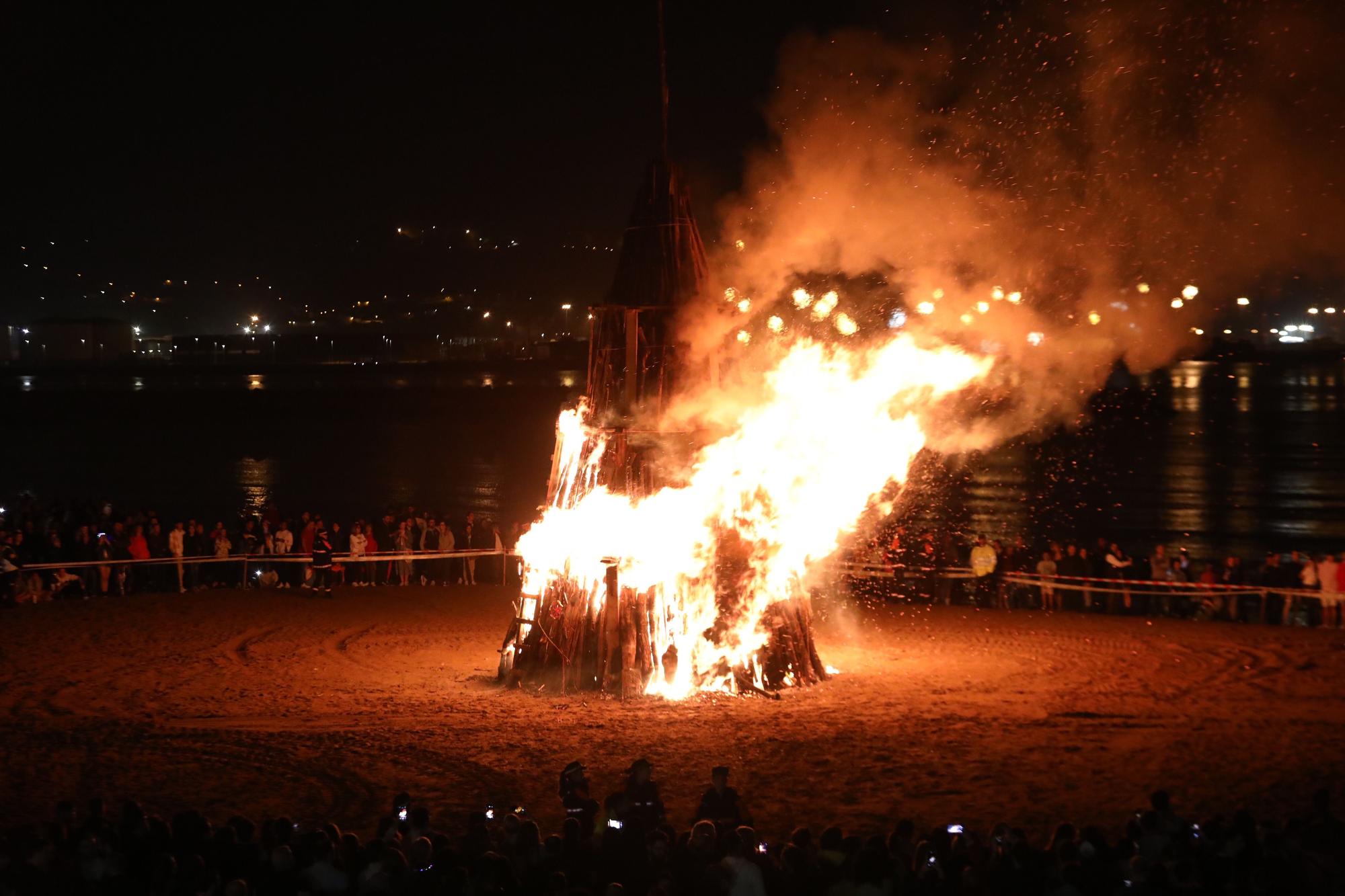 Las hogueras de San Xuan iluminan de nuevo la noche en toda Asturias