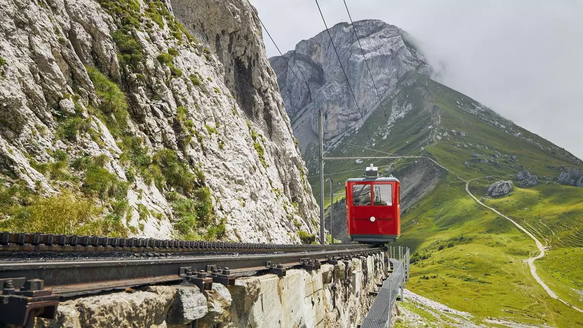 Ascender al cielo suizo: así es el tren cremallera más empinado del mundo que te lleva al Monte Pilatus