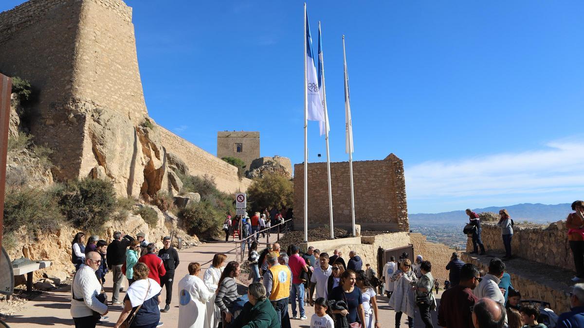 Acceso al Castillo, tomado por la multitud.