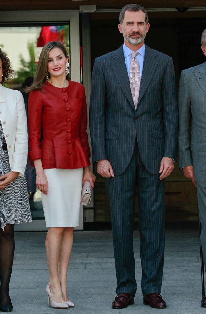 Letizia Ortiz con con cuerpo rojo de cuero junto al Rey