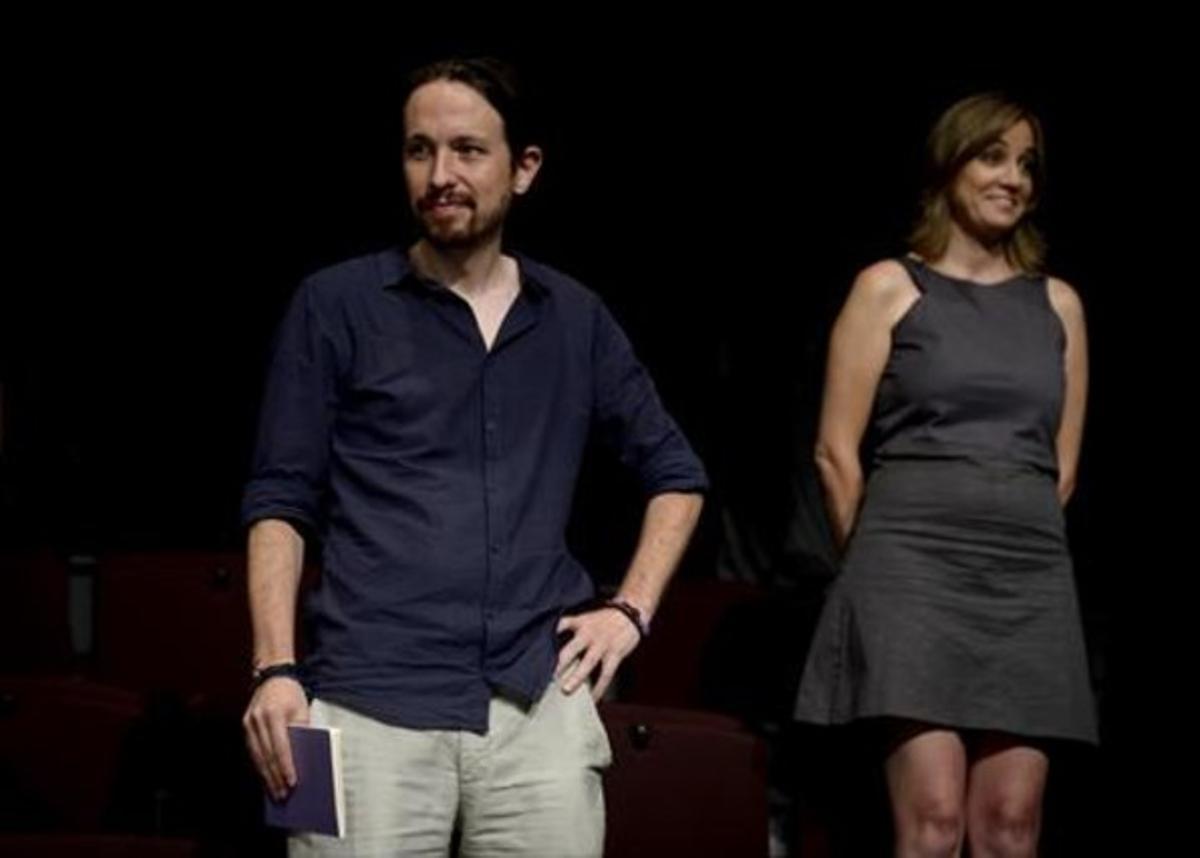 Iglesias al costat de la seva exparella i exmembre d’Izquierda Unida, Tania Sánchez, ahir a Madrid.