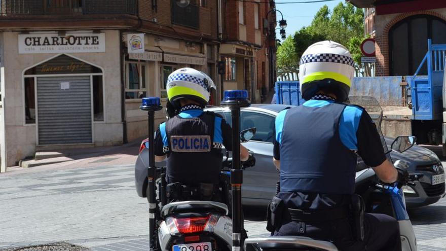 Dos agentes de la Policía Local de Benavente. | E. P.