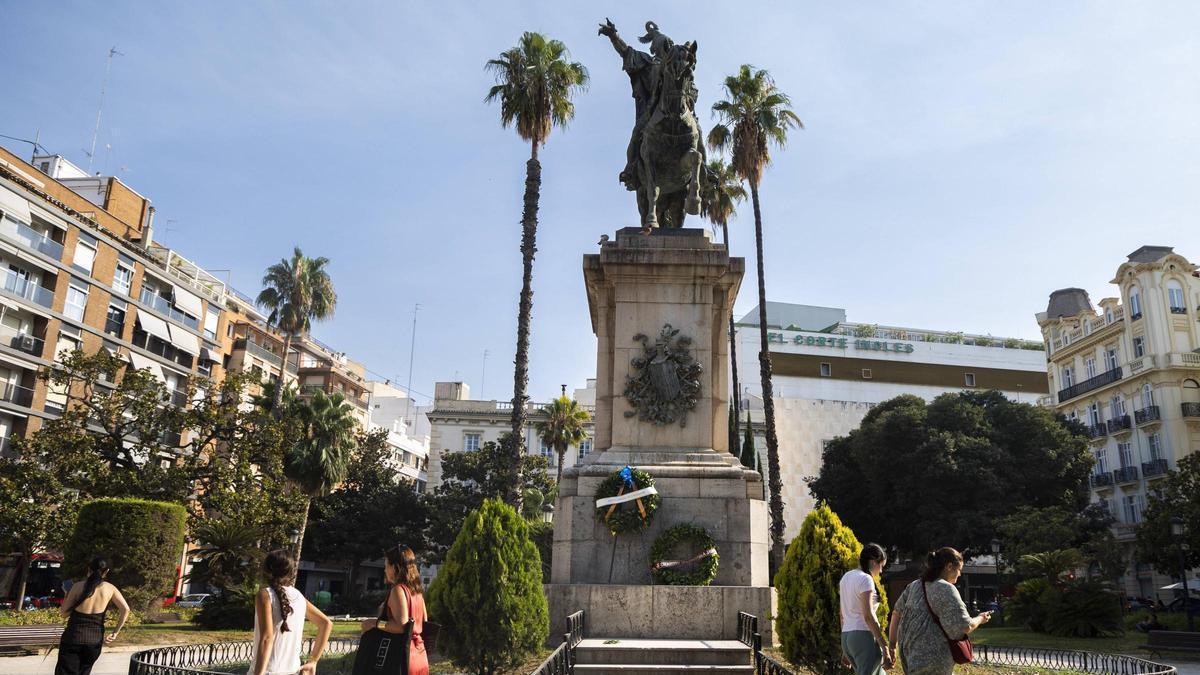 Coronas ayer en el monumento de Jaume I del Parterre en el 750 aniversario de su muerte.