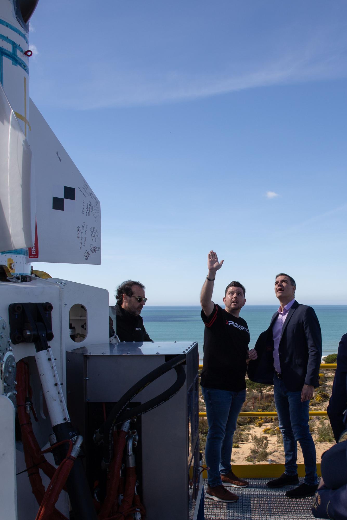 Pedro Sánchez confía en que el cohete de Elche pondrá al país a la vanguardia aeroespacial