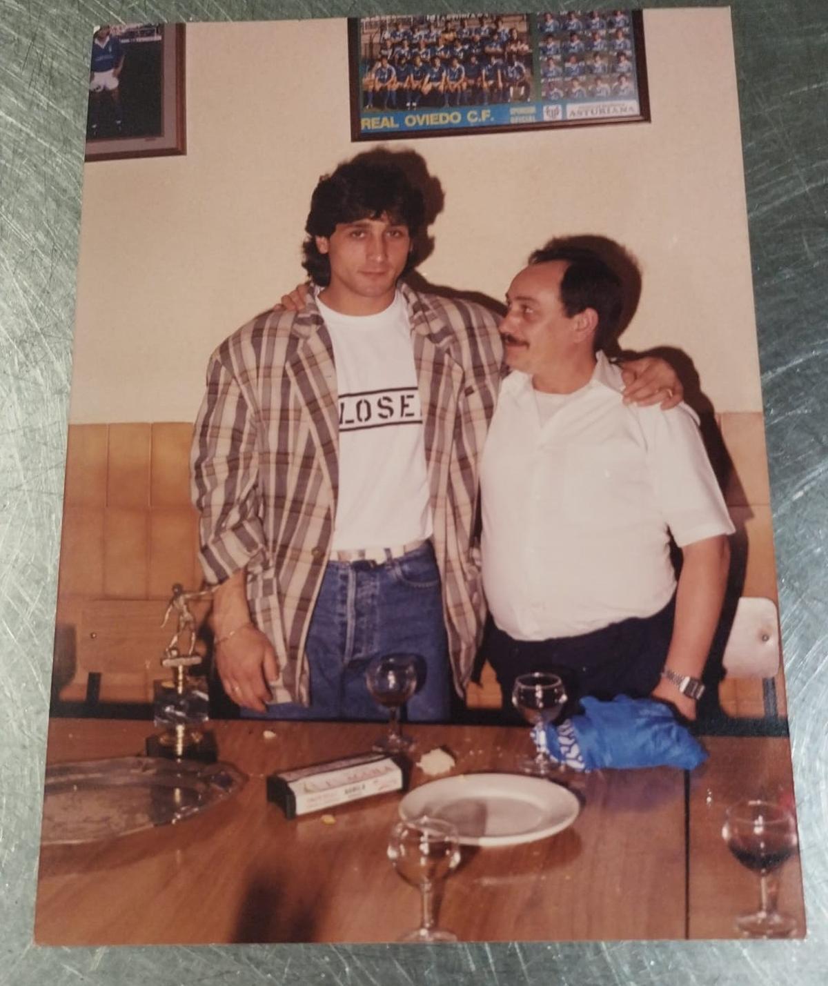 Carlos Muñoz, jugador del Oviedo, posa con Arturo para la foto