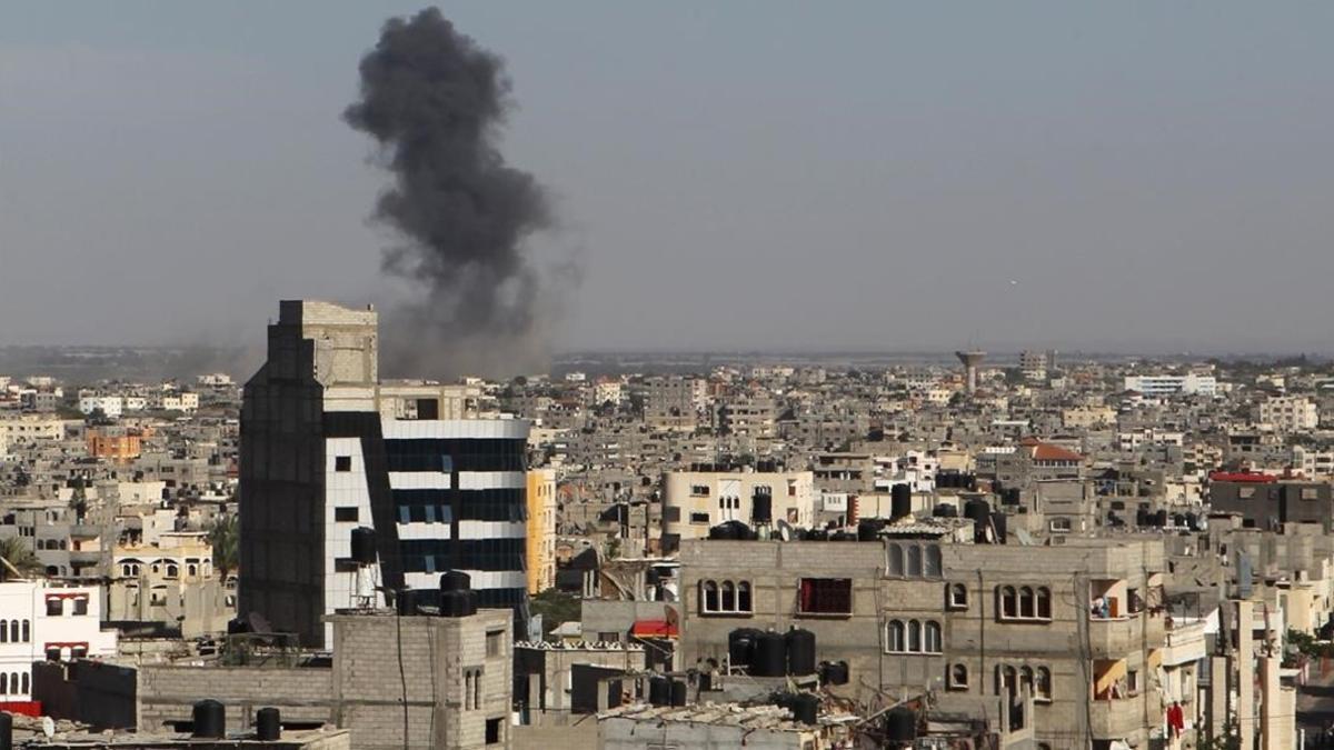 Una columna de humo en Rafah tras el bombardeo israelí.