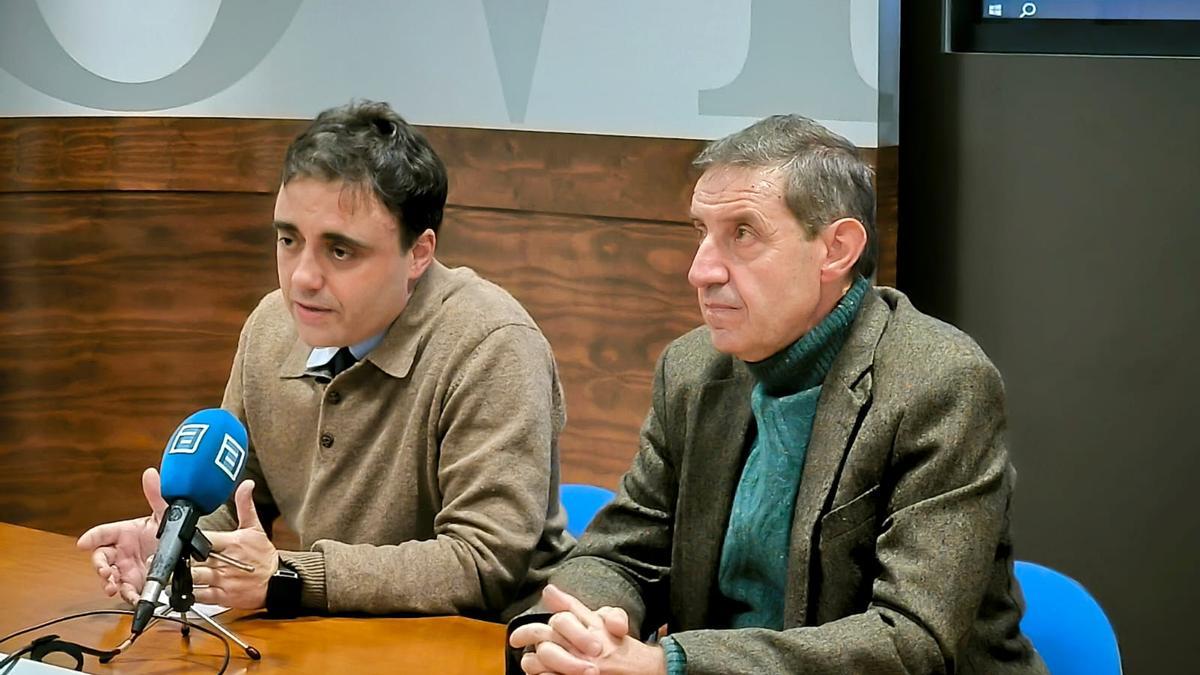 Javier Ballina (izquierda) y Carlos Llaneza, este miércoles, en la rueda de prensa sobre el presupuesto municipal.