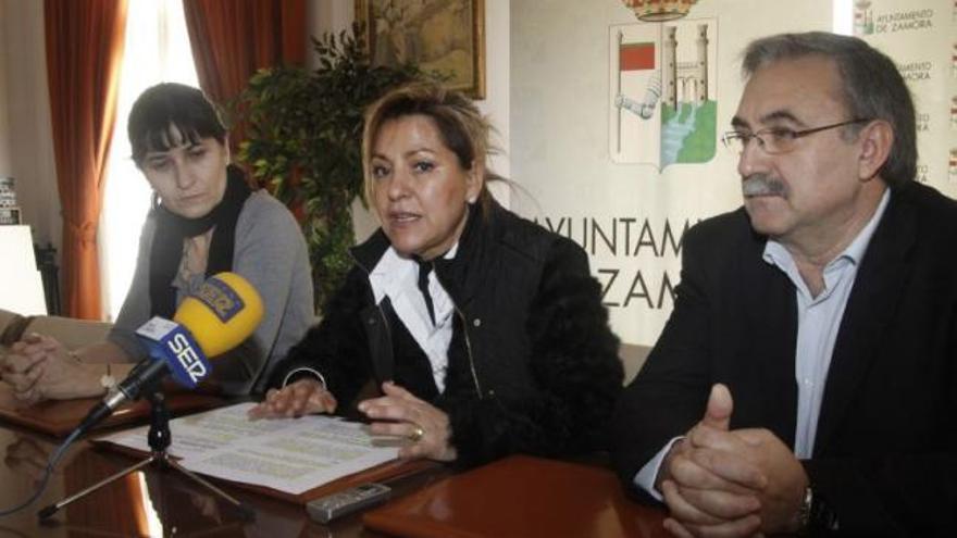 En el centro, la alcaldesa, junto a los concejales de Medio Ambiente y Bienestar Social.