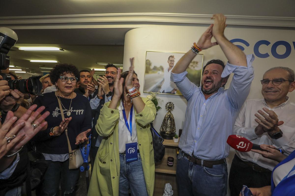 Junto a María Bonmatí y Paco Soler, concejales, y otros compañeros de la formación y futuros ediles del PP en Elche, el 28M