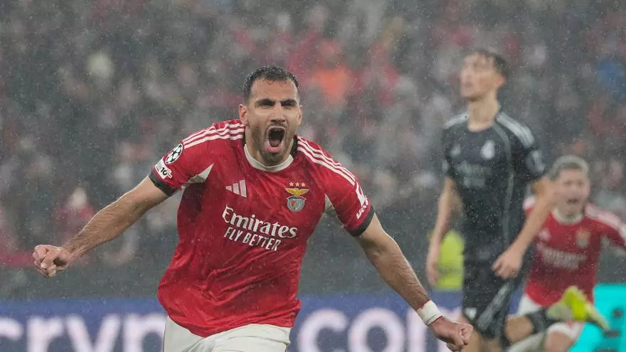 Pavlidis no perdona y anota el gol que adelanta al Benfica