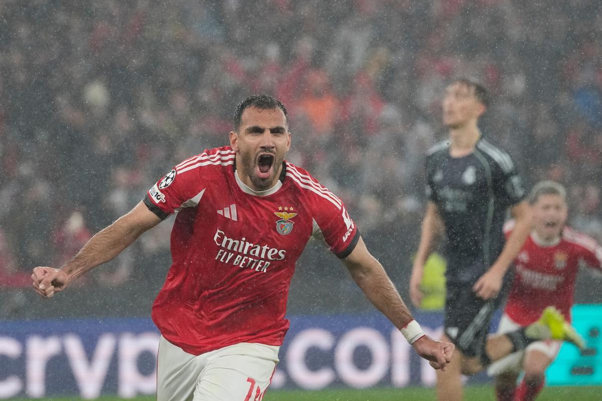 Pavlidis celebra su gol ante Huijsen en el Benfica - Real Madrid.