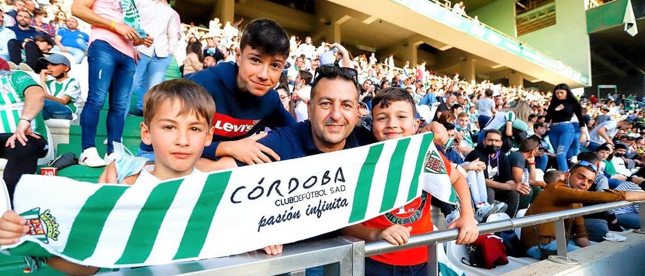 La afición blanquiverde durante un encuentro de la temporada pasada en El Arcángel.