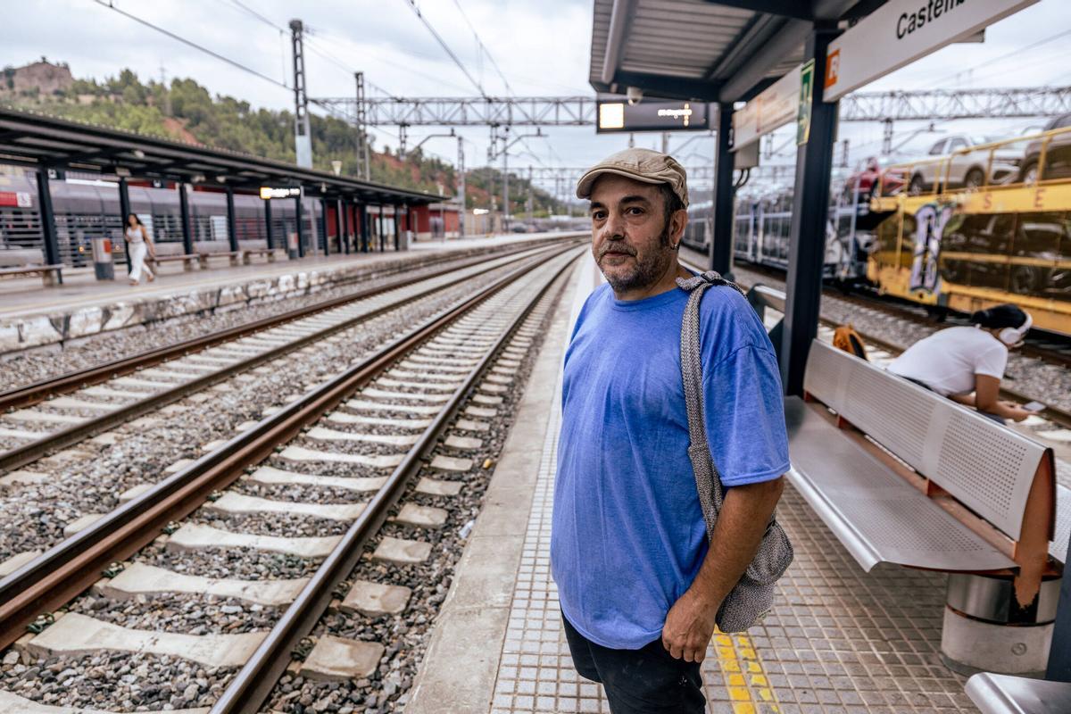 Castellbisbal 20/08/2026 Sociedad. Emilio Estévez,en la estación de Castellbisbal,donde se producen incidencias en la infraestructura. AUTOR: JORDI OTIX