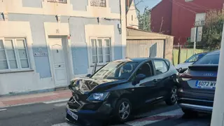 Arde un coche en Ribadumia y un accidente provoca retenciones en la PO-549 en Vilanova