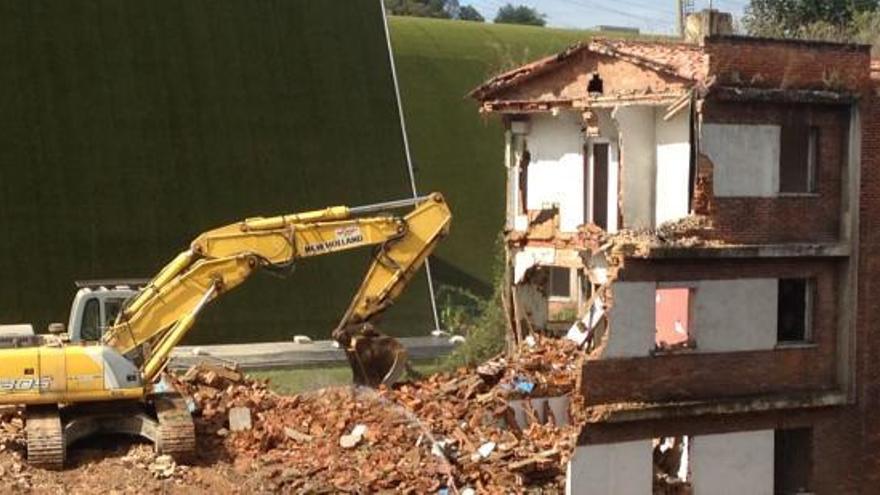 Comienzan las obras de derribo del viejo cuartel de la Guardia Civil de Langreo