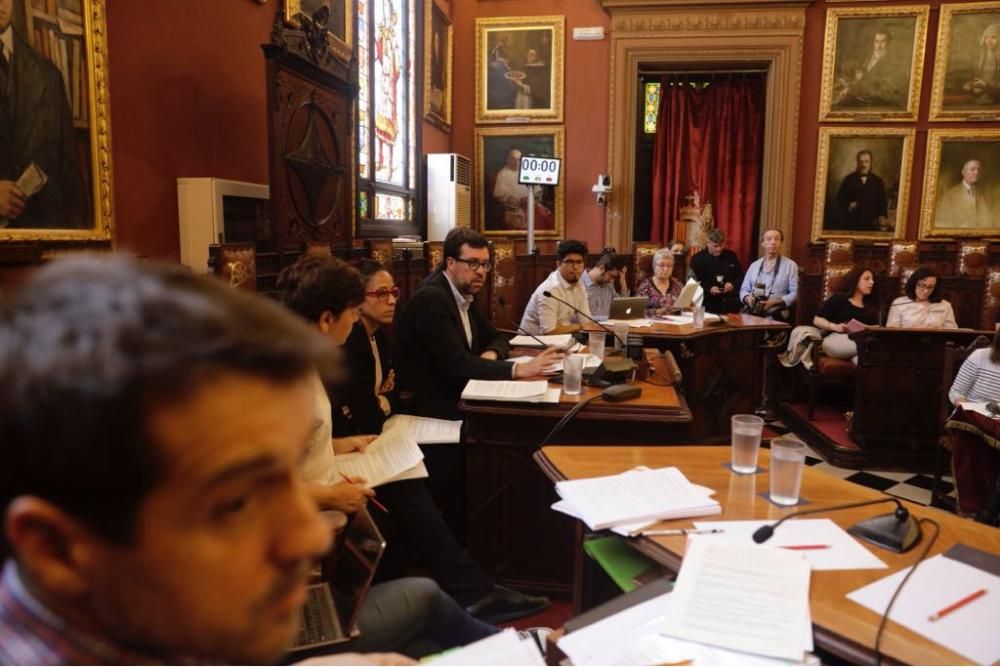 El pleno del Ayuntamiento de Palma aprueba la ordenanza de terrazas y la prohibición del alquiler turístico