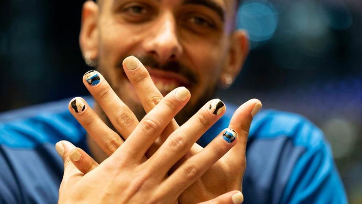 Borja Iglesias muestra sus uñas pintadas.