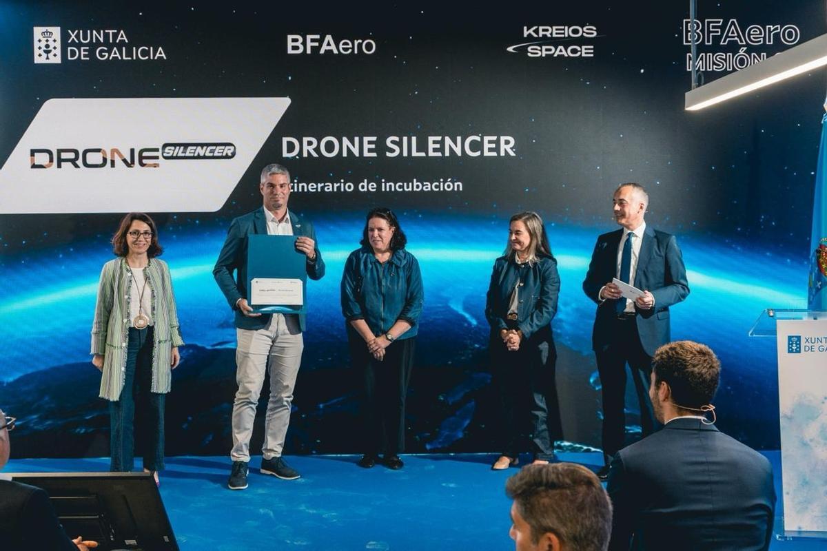 Miguel Ladrón de Cegama, segundo por la izquierda, CEO de Drone Silencer.