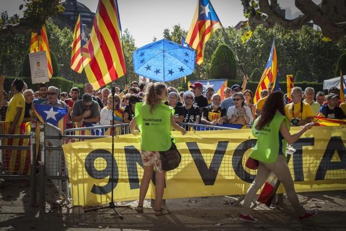 Concentració davant el Parlament en suport a la llei de consultes catalana que servirà de fonament jurídic a Mas per convocar el 9-N.