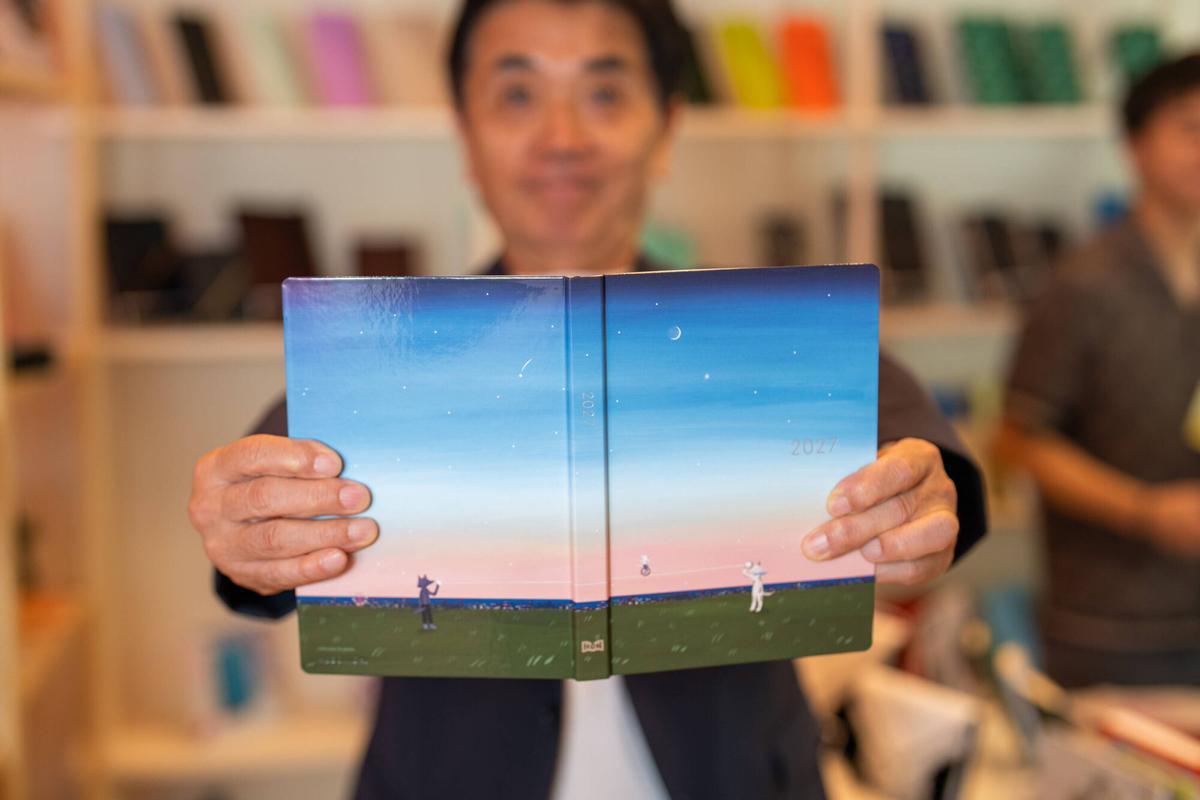 Barcelona. Matsumoto, vicepresidente de Entropía, posa durante la exposición de las nuevas agendas Hobonichi en la papelería, donde se pueden ver los nuevos modelos antes de su salida a la venta. 25 de agosto de 2026. Cultura. AUTOR: ZOWY VOETEN