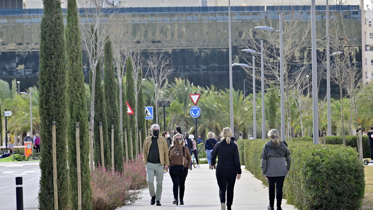 Gente paseando por el campus de La UMH Foto