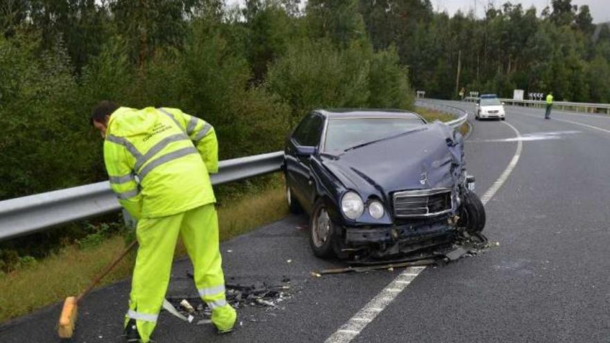 Un coche implicado en un accidente en la N-550 entre Cerponzóns y Barro.  // Gustavo Santos