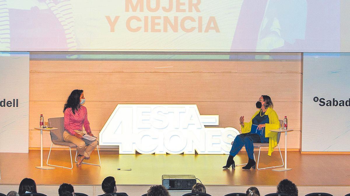 Ángela Nieto durante su intervención, junto a Aurelia Bustos, en el «Foro 4 Estaciones»