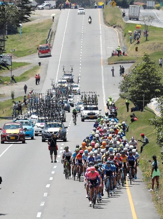 El peloton compite en la tercera etapa del Tour Colombia 2.1 ayer jueves entre entre Paipa y Sogamoso (Colombia).