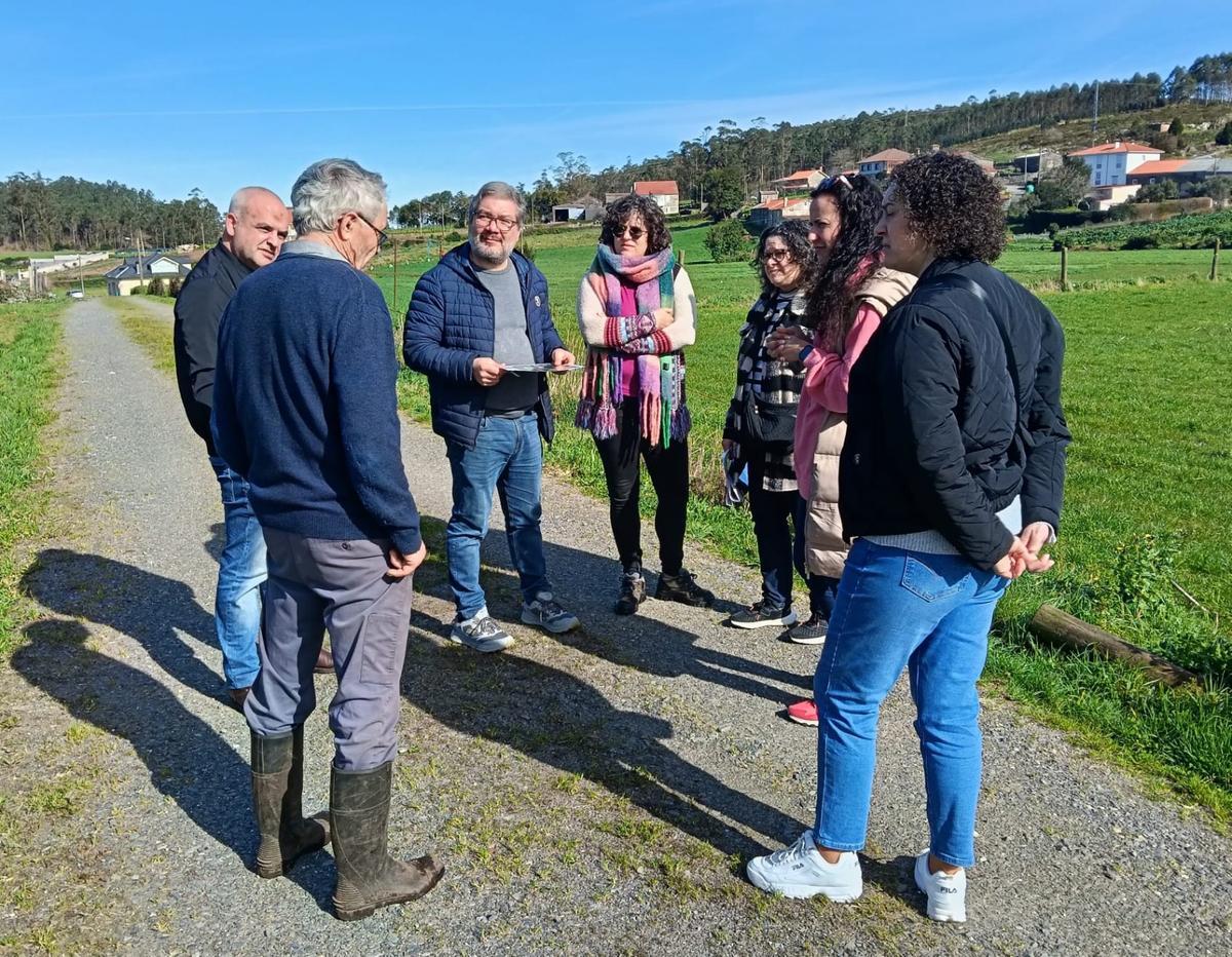 Oscar Insua, terceiro esquerda, con veciños de Coéns, en Laxe.