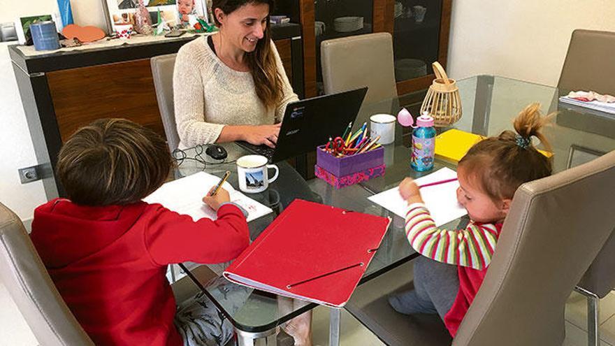 In etwa so friedlich sollte es aussehen, wenn Kinder und Eltern zurzeit gemeinsam lernen und arbeiten. Tut es aber eher selten.