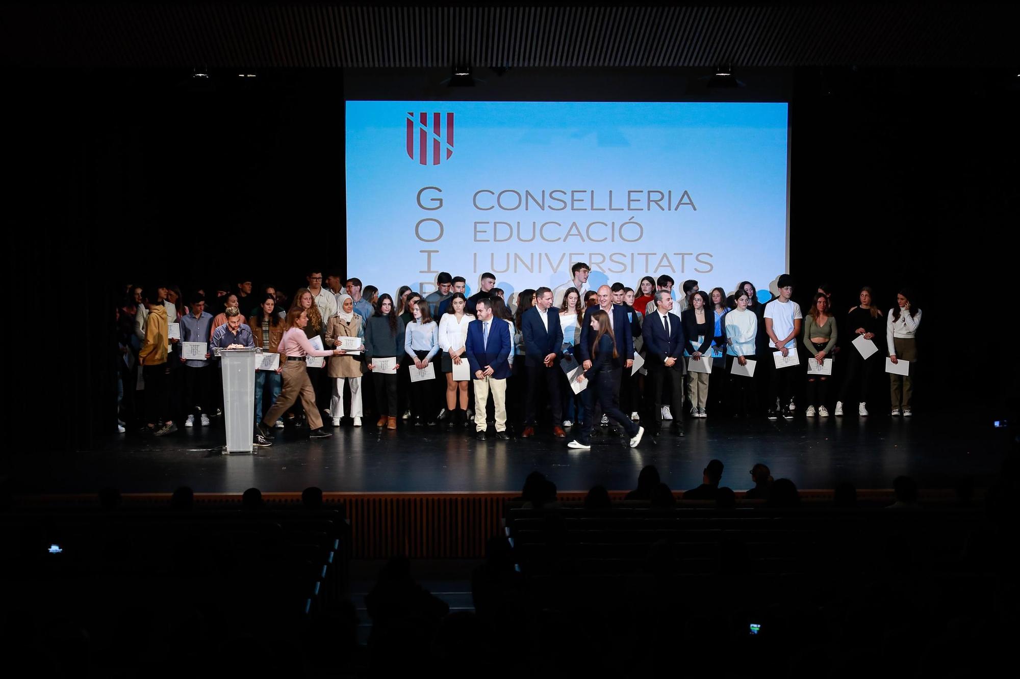 Más de cien alumnos reciben los Premis a l’Esforç i l’Excel·lència de Educación