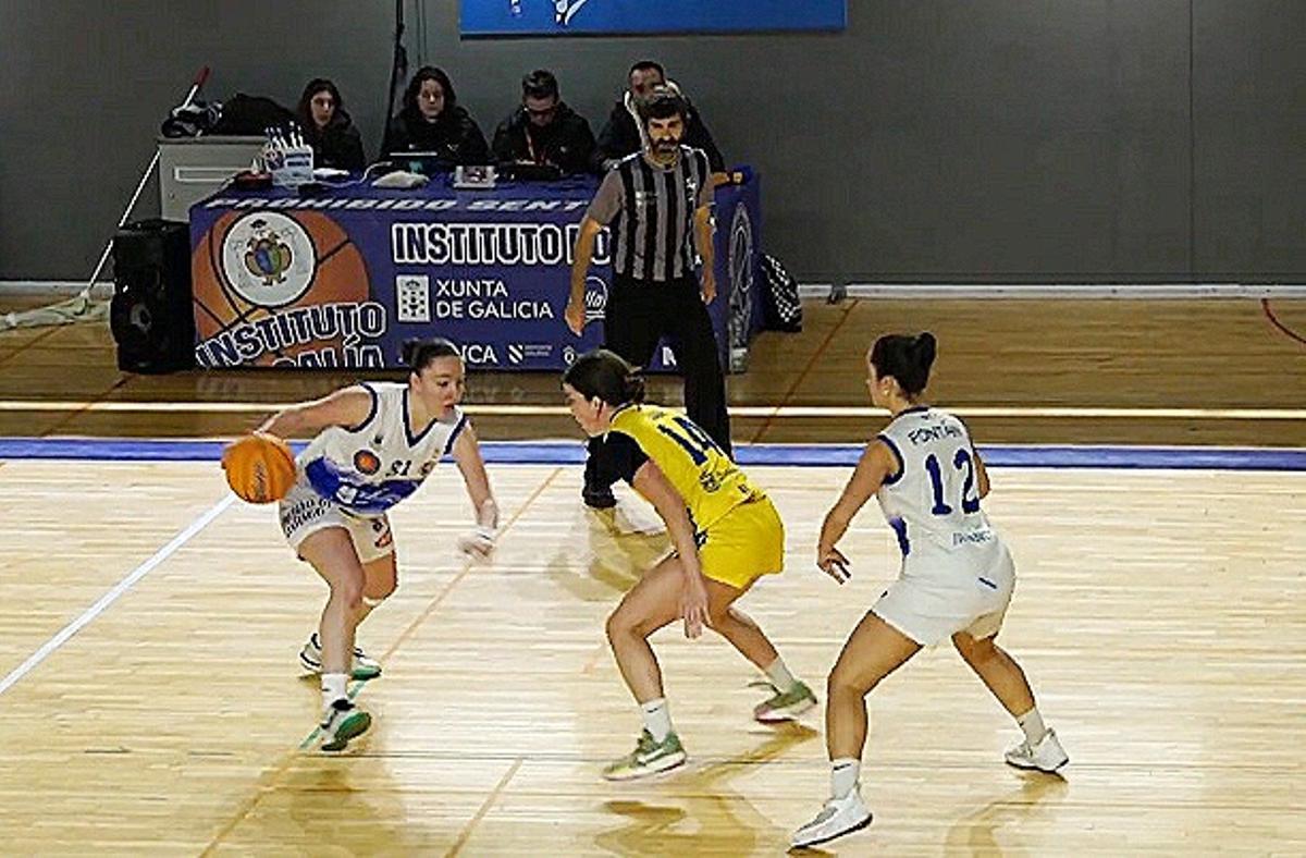 Lado, con el balón, a punto de pasar por el bloqueo de su compañera Fontán.