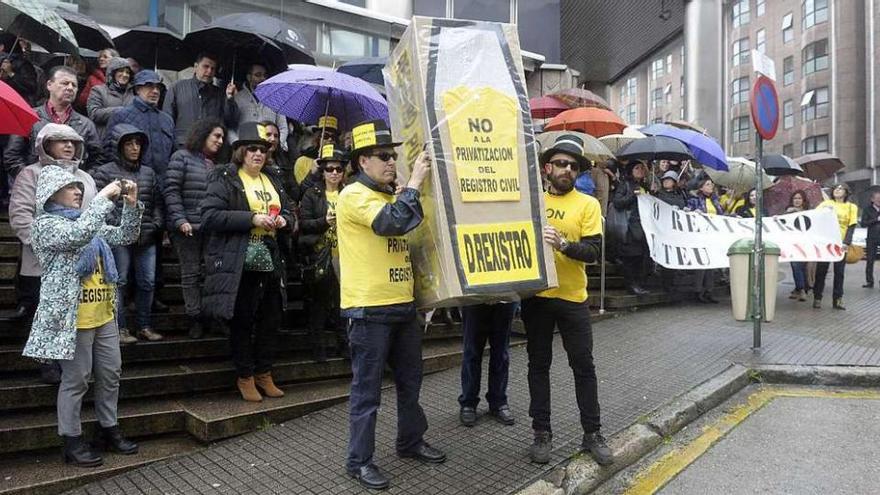 Funcionarios judiciales, ayer, durante la protesta celebrada en la puerta de Nuevos Juzgados.