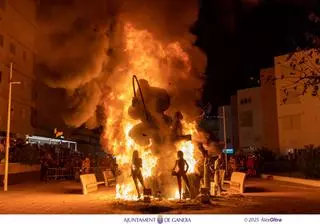 La cremà de la Falla a la Mar tanca quatre dies d’activitats i gran afluència a la platja de Gandia