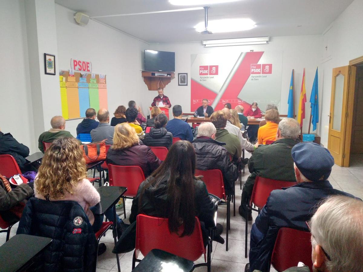 Un momento de la asamblea, durante la intervención del alcalde, Ángel García.