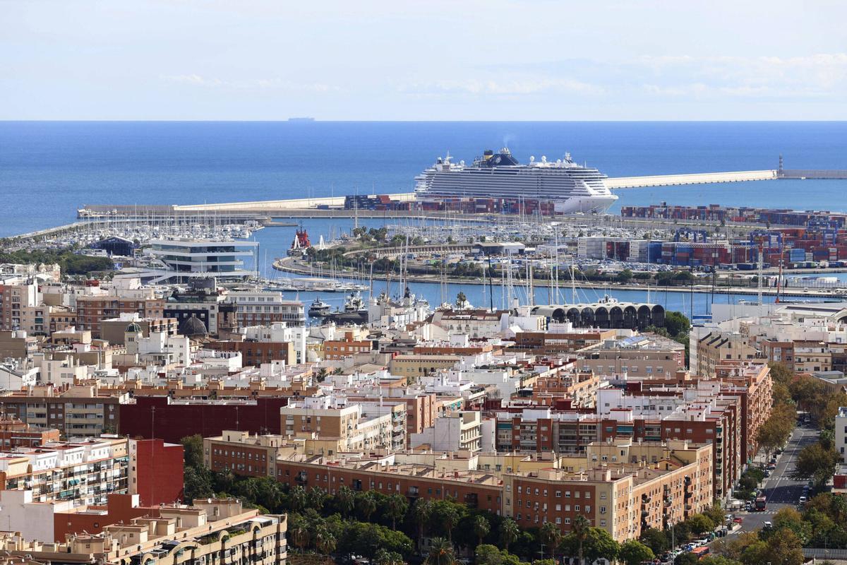 Panoràmica de la ciutat des de la torre de Franciacon, amb un creuer al fons