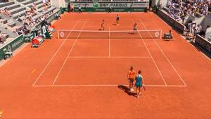 Momento de la agresión de Miyu Kato y Aldila Sutjiadi a una recogepelotas en Roland Garros