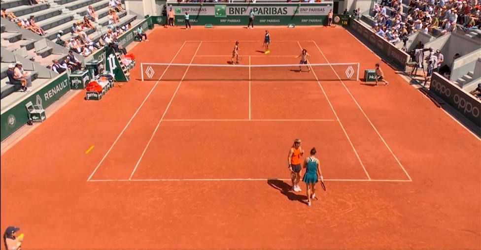 Momento de la agresión de Miyu Kato y Aldila Sutjiadi a una recogepelotas en Roland Garros