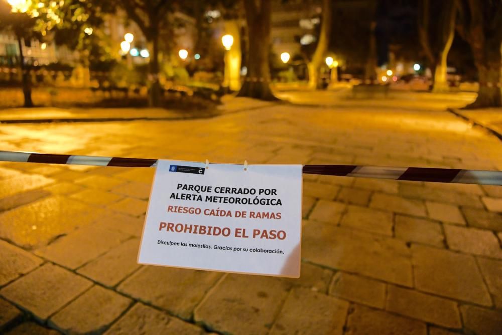 El temporal en A Coruña obliga a cerrar parques y