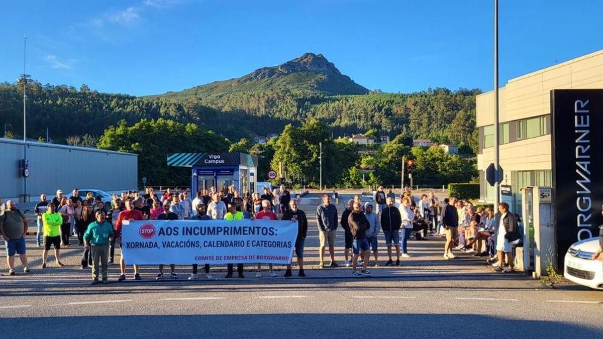Parte de la plantilla protestando en la planta de Borgwarner en Zamáns tras el inicio de la huelga.
